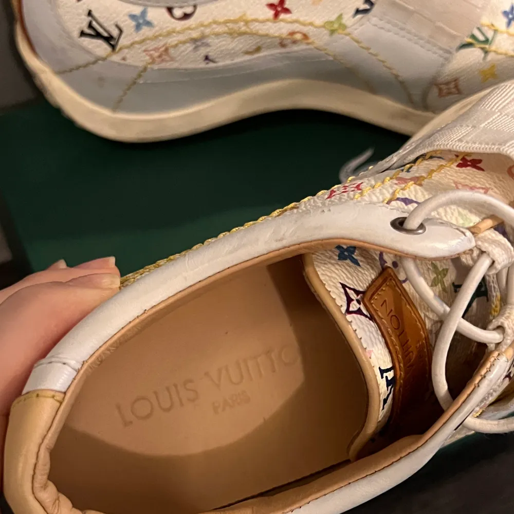Säljer mina gamla Louis Vuitton skor i bra skick. Det finns små repor men annars är dem i toppskick. Frakt tillkommer. Hämtas annars vid Hornsbergs Strand, Stockholm. Kontakta mig gärna för mer bilder eller frågor😊. Skor.