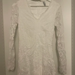 Playsuit - Vit playsuit perfekt till studenten! I storlek 38. Passar även 36 då den har stretch i materialet. Nyskick!