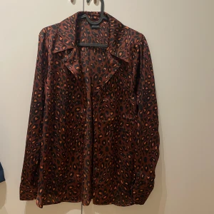 Blus  - Blus från Gina Teicot i storlek 38