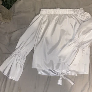 Blus nakd  - Säljer denna super fina blus i stain tyg❤️ väldigt skönt tyg och fin tröja ifrån Nakd aldrig använd❤️ köparen står för frakt ❤️