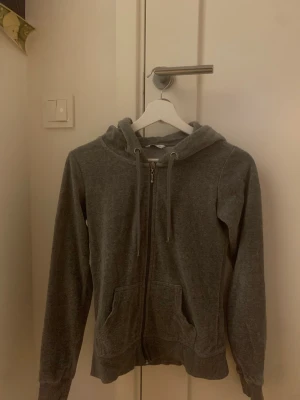 Tröja med dragkedja  - Hoodie med dragkedja från Cubus inte använd på länge❤️