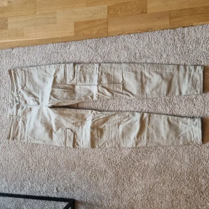 Cargo jeans beige stl 42 - Fint skick aldrig använda