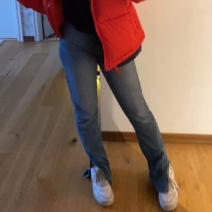 Cheeky fit Slit denim - Säljer världens snyggaste jeans med slits från Nelly!😍Jättebekväma!🤩 Det var mina favoriter men har tyvärr växt ur dom nu🙁 Strolek 32 men passade mig när jag hade storlek 34/36💕De är använda en del därför är dem slitna längst ner❤️Köpta för 600kr