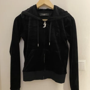Juicy couture tröja - Helt oanvänd svart juicy couture tröja i strl xs.❤️ordinarie pris 1250, säljer för att den inte kommer till andvänding och har aldrig gjort. 