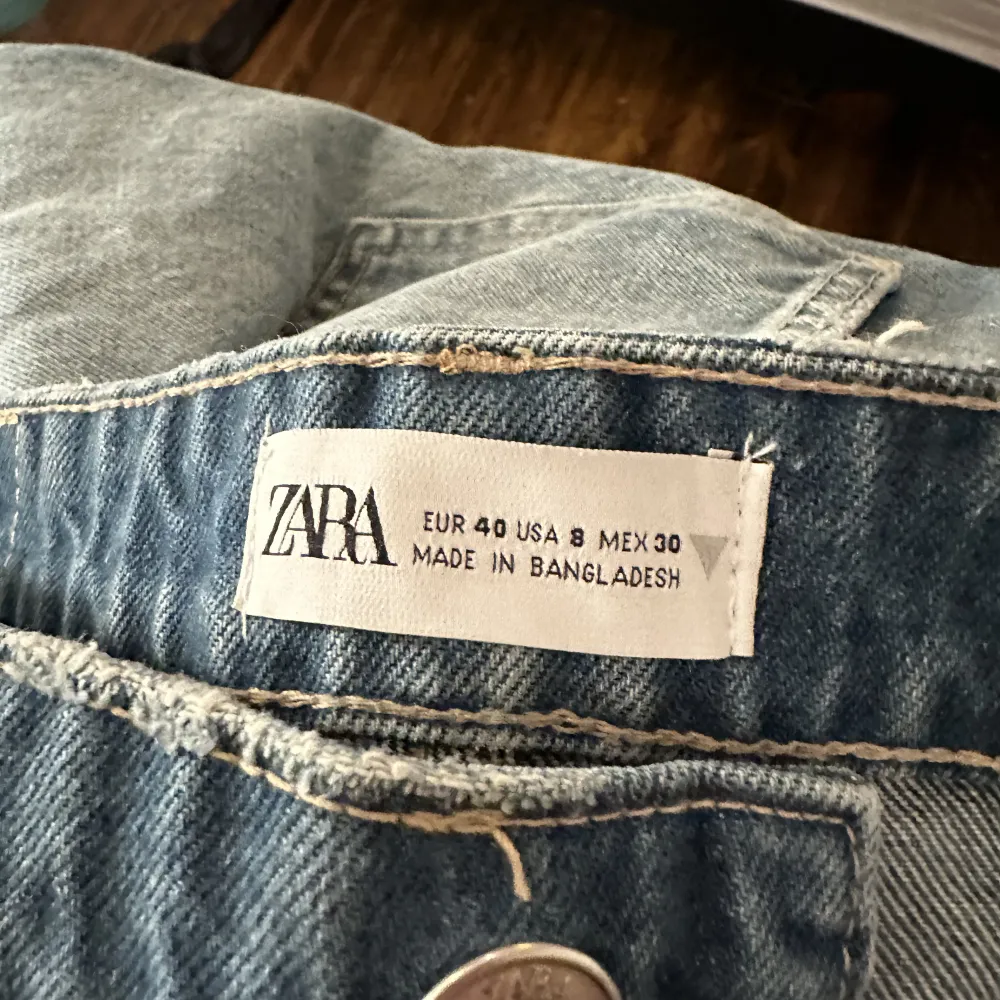 Mid waist byxor ifrån Zara i storlek 40 men passar mig som brukar ha 36/38! Aldrig använda skriv privat för fler bilder och betalning sker via Swish 💕. Jeans & Byxor.