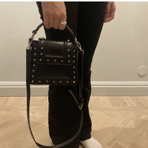 Väska med nitar - Jätte snygg väska med nitar. Första bilden är lånad. Väskan är i väldigt fint skick. Kom privat för egna bilder. ❤️‍🔥Väskan är ifrån zara men slutsåld. 
