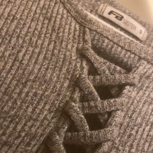 Fbsister tröja - Jätteful på bilden, jättefin i verkligheten. Ribbad, korsad, oanvänd. 