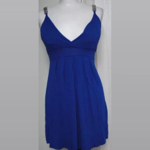 Marinblå blus topp - storlek: S. köptes på 2000-talet. möts i stockholm eller fraktar 🖤 har inte möjlighet att ta bild hur den sitter på.