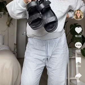 Randiga pyjamasbyxor - Säljer dessa blå vit randiga pyjamasbyxorna från monki som jag köpte i sommar men beställde i både S och M men jag han inte returnera dessa i M och därför säljer jag dom nu☺️ De finns inte längre kvar på hemsidan! Helt nya och lappen är kvar:)  