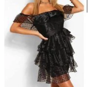 Fest klänning  - Svart klänning från bohoo. Aldrig använd. 