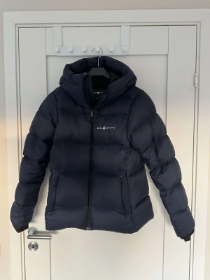 Jacka  - Sail racing jacka, det är en L men sitter som en M. Skit snygg men har köpt en annan. Använd 1 säsong. ❤️