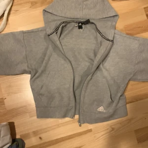adidas sipup hoodie - bra skick, träningstillbehör,adidas, skön. 