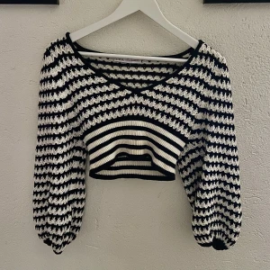 Zara topp - Superfin virkad/stickad topp från Zara. Nyskick