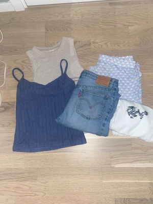 Kläderna  - Rensade min garderob och fan ingen användning av det här så skriv om ni vill ha bild med plagget på eller bara se plaget mer detaljerat och pris kan vi komma överens om