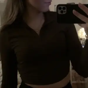 Säljer denna bruna zip up topp i storlek M, hör av dig vid intresse!💞pris+frakt