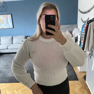 Vit stickad topp  - Vit stickad topp i fint skick från NA-KD
