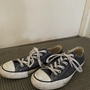 Converse - Converse, mörkblå strl 41. Säljes då de är för stora för mig! I väldigt bra skick, knappt använda. 