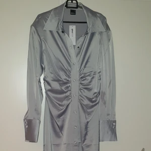 Fiona Satin Dress (HELT NY) - Jättefin satindressfrån Gina Tricot som kan användas som både klänning och längre kofta. Lapp sitter fortfarande kvar. Storlek 40 Finns I Göteborg men kan skickas mot att köpare betalar frakten. 🥰  #fiona #satin #dress #ginatricot