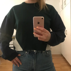 BDG sweatshirt - Blå/grön/vit lite översized sweatshirt, använd men i bra skick 