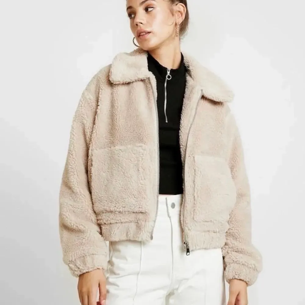 En jätttefin teddy jacka från Urban Outfitters i storlek XS.   Köparen står för frakten som ligger på 65 kr och betalning sker via swish💕. Jackor.