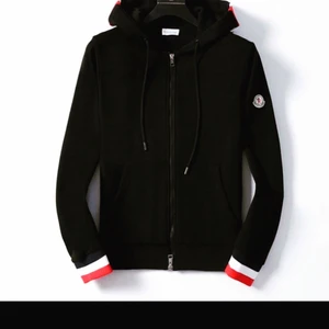 Moncler hoodie kofta  - Moncler hoodie kofta  Svart färg fins alla storlekar XXS TiLL 4XL 