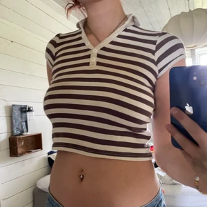 Topp - Brun vit randig topp med krage. 