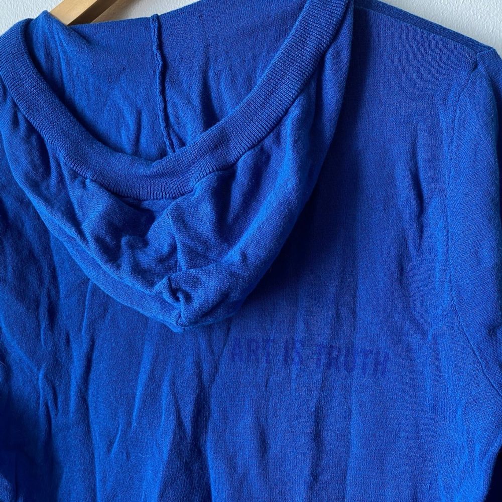 Superfin zip-up från Zadig & Voltaire💙 Den är stl M från mansavdelningen, men den är väldig liten i storlek så den passar mig på sista bilden som vanligtvis har xs❣️ Fint skick, den råa kanten på ärmen och midjan är med meningen och den enda defekten jag ser är två små trådar som sticker ut💗 det är en liten dödskalle påsydd under luvan också, kontakta gärna mig med fler bilder!. Tröjor & Koftor.