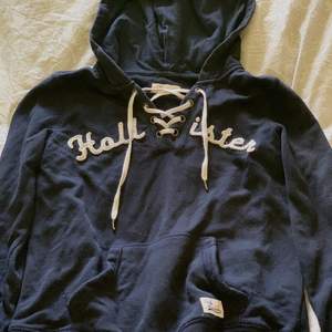 Marinblå Hollister hoodie med snörning🤍 Storlek S. Säljer då den inte kommer till användning längre. Köparen står för frakt.