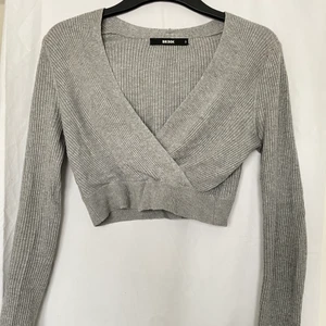  Bikbok Tröja (S) - En grå tröja från bikbok i ny skick. Passar bra till sommarvärmen likaså vinter väder. 