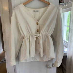 Manchester blus - Blus i manchester-material från Zara. Väldigt cool & i bra skick! Paketpris vid köp av flera plagg!💛 priset går såklart att diskutera✨✨