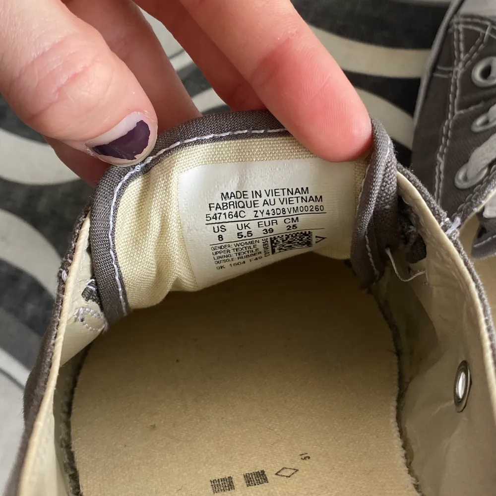 Converse skor i färgen grå! Köpt från Plick och säljer pga lite stora. Skit fina 😚😚. Skor.