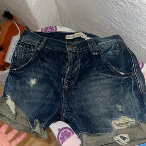 Säljer mina zara shorts som jag aldrig använt pga för liten. Storlek 34. Aldrig använt, inga defekter.  