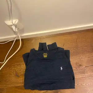 Hej, säljer nu min Ralph Lauren pullover, den är i storlek Medium och true to size. Super bra skick. Hör av er vid frågor.