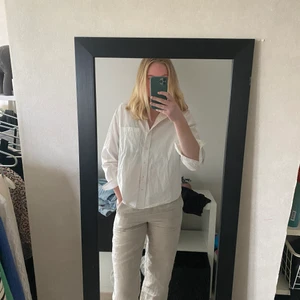 Vit skjorta från Zara - Rensar garderoben! Säljer en vit snygg skjorta från Zara i strl M. 