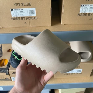 Yeezy Slide Pure - Säljer nu dessa Yeezy slides i storlek 38 Eu! Det är de absolut skönaste tofflorna man kan ha på sommaren så kan starkt rekommendera dem. Skriv till mig vid frågor eller ifall ni vill ha fler bilder. Rekommenderar att ta en storlek större eftersom de sitter smått