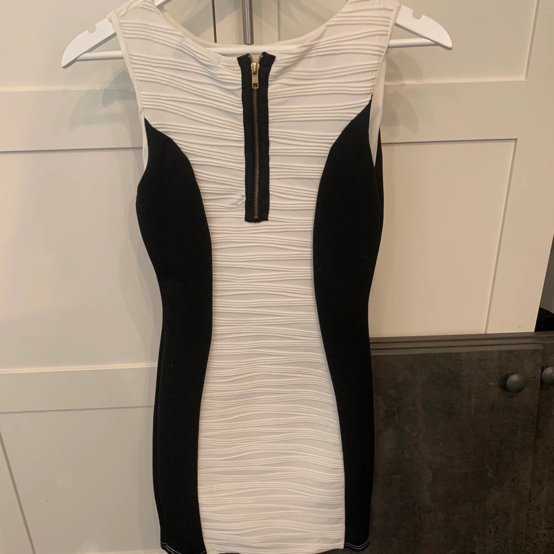 Vit/ svart klänning strl XS - 90