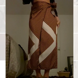 Kjol - Kjol med knyte i midjan från zara