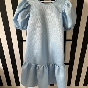 Oanvänd ljusblå klänning  - En oanvänd klänning från Na-Kd! Klänningen såldes 2019! Öppen rygg med knytband bak! Storl 38a!