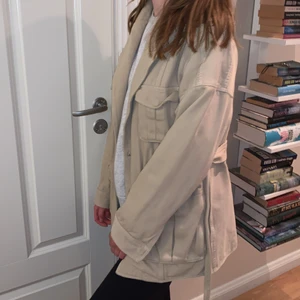 INTRESSEKOLL - Beige vår/höstjacka Strl 36