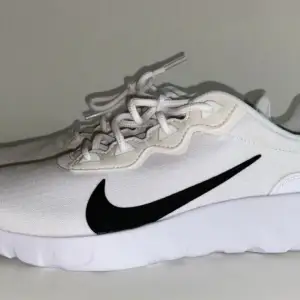 Oanvända Nike skor i storlek 38 