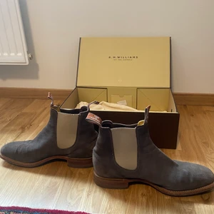 RM Williams - Tjena säljer mina sällan använda RM Williams nypris 5000 mitt pris 2200 storlek 44.  Con 8/10