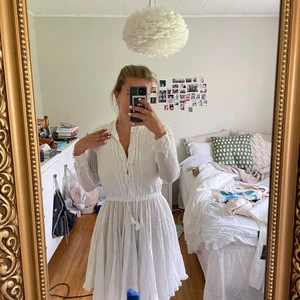 Zadig & Voltaire klänning  - Så fin vit klänning från zadig et Voltaire 💛💛 som ny. I storlek 16y så typ En S. Är 162 for referens