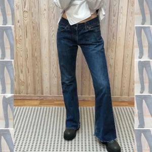 Levis jeans - Snygga Levis jeans💗Bra skick men behöver tyvärr sälja då de blivit för korta och korta för mig som är 174! Den första bilden är lånad men andra är min! Vet inte storlek men tror det är S!💗Skriv för mer frågor eller bilder