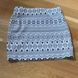 En mönstrad Kjol - den är i fint skick och nästan aldrig använd och det finns jättefina mönster på den så snälla köp den❤️❤️❤️❤️