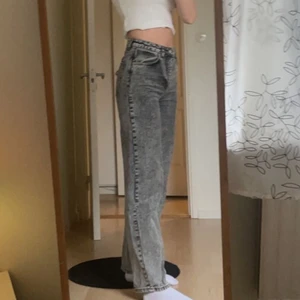 Gråa jeans  - Finaste jeansen som tyvärr inte kommer till användning längre</3 Perfekt skick✨🤍  Långa i benen, perfekt längd för någon som är runt 174-178🤝