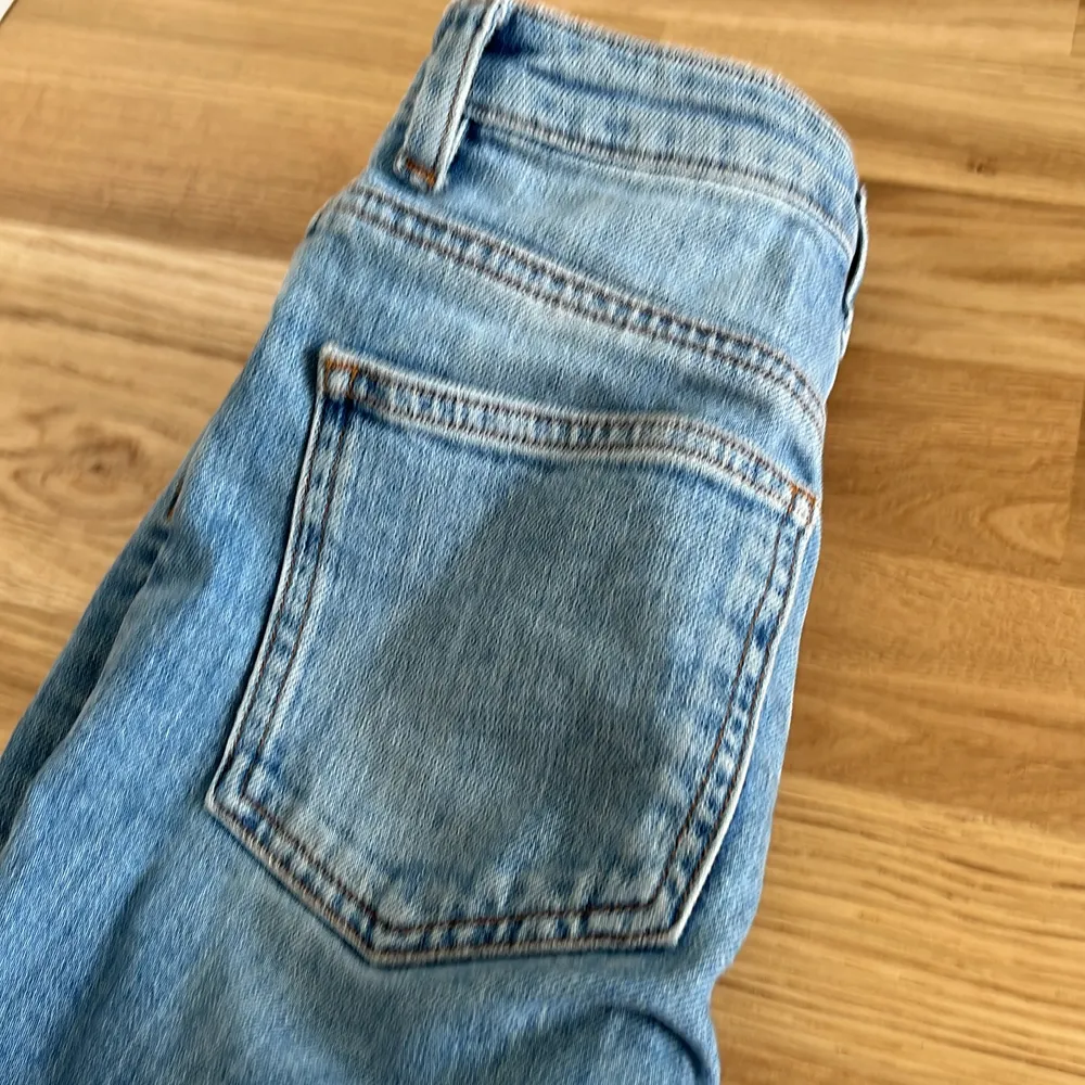 Ankel långa jeans med hål och revor. Petite . Jeans & Byxor.