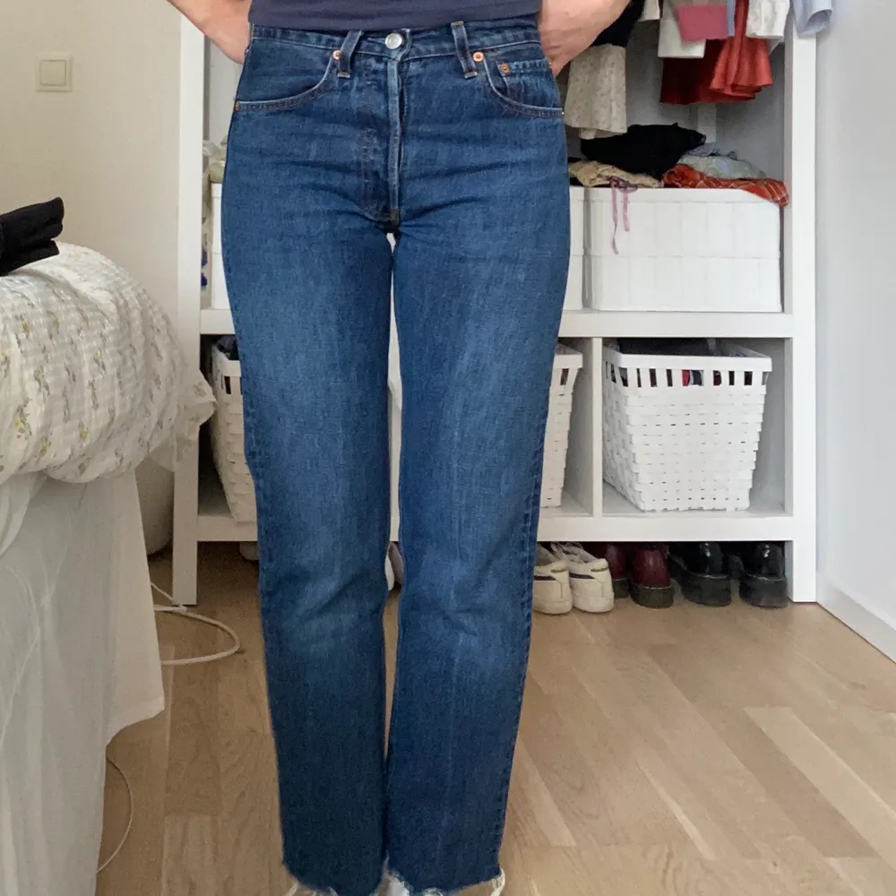 Levis 501 jeans ❤️ står storlek W27 men de passar W24-W25 ❤️ jag har 26 och de är lite för små på mig! Avklippta där nere och jag är 163 för referens. Innerbenslängden är 70cm och midjemåttet 34cm rakt över💋. Jeans & Byxor.