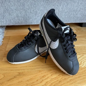 Nike skor i storlek 41 - Nike skor i storlek 41 •Pris: 250 kr •Äkta skinn. 26,5 cm 🚫Djurfritt och rökfritt hem 📍Kan mötes upp i Mölnlycke centrum 📬Kan skickas mot fraktkostnad 