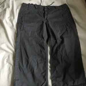 Gråa cargobyxor - Fina cargobyxor från Nike aldrig använda. De är croppade och sitter på smalbenen på mig som är 160cm