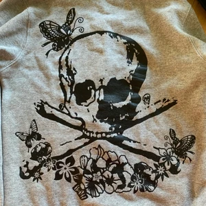 Zip up hoodie  - Säljer denna zip up hoodie med skit coolt tryck på ryggen då den tyvärr är för liten:( Väldigt bra skick.